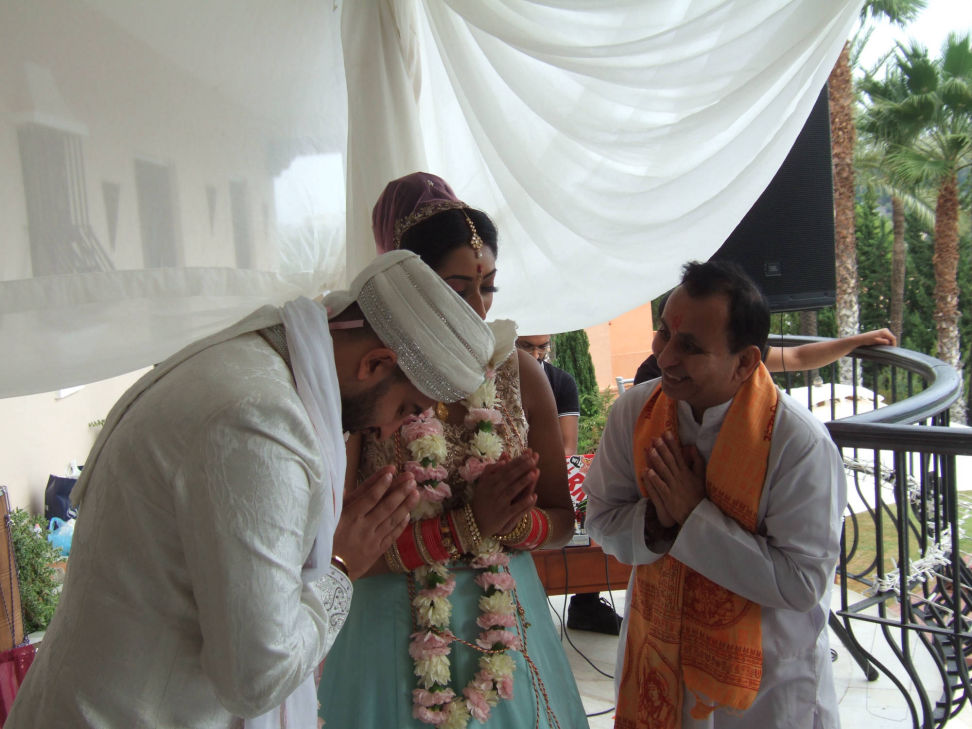 Hindu Priest - congratulate clients