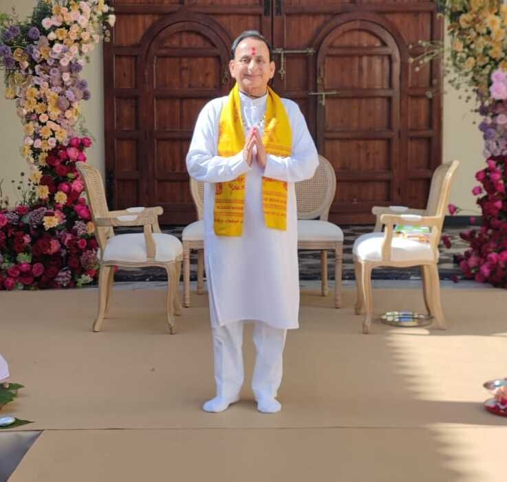 Hindu priest London performing Gujarati wedding rituals with sacred fire ceremony